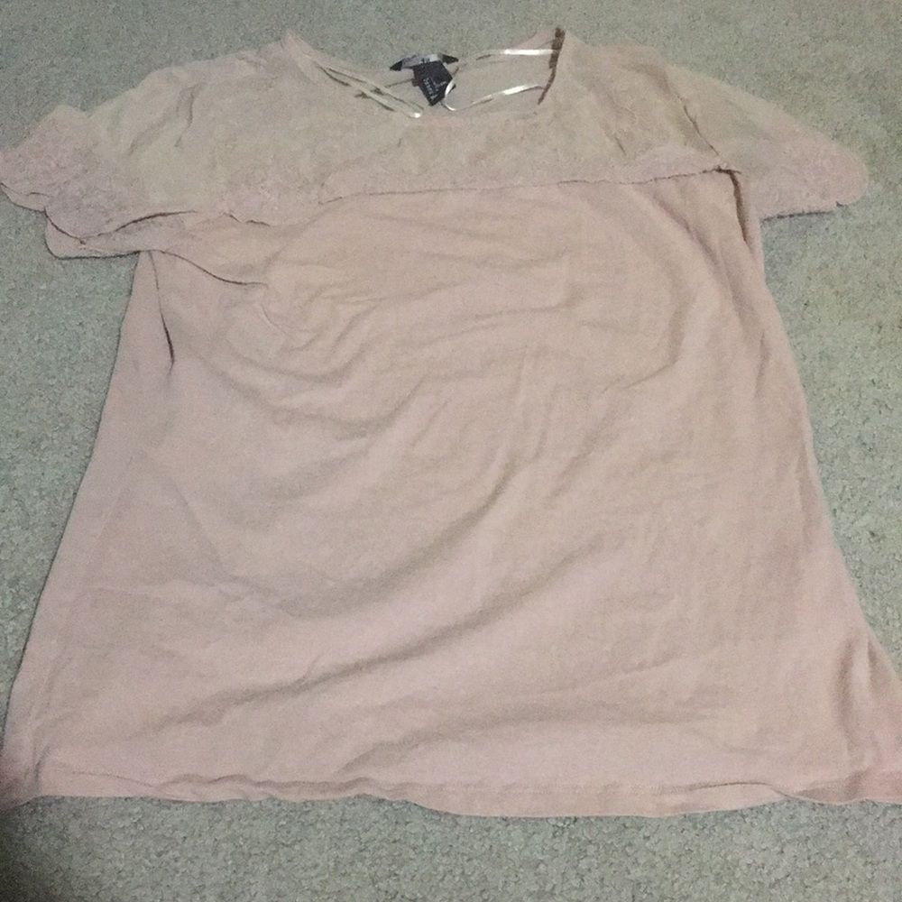Cute light pink short sleeve shirt.